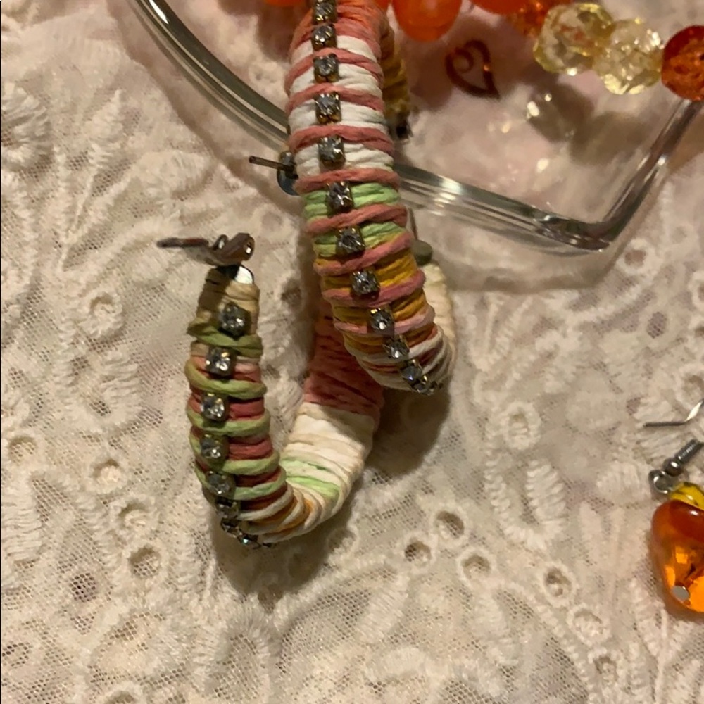 Orange costume bracelets & 2 or earrings - Picture 2 of 4